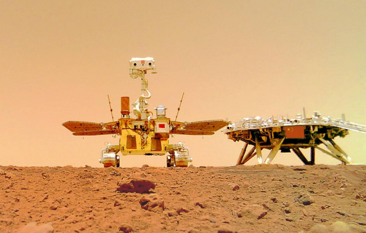 Китайский марсоход прислал селфи с Красной планеты (ФОТО)