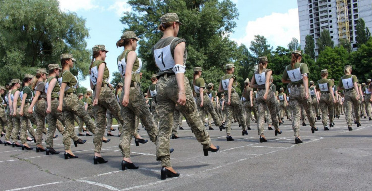 Юбки и каблуки — такой будет форма женщин-вийськовослужбовиць на параде ко Дню Независимости