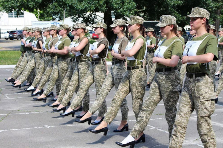Украинские женщины на каблуках в армии