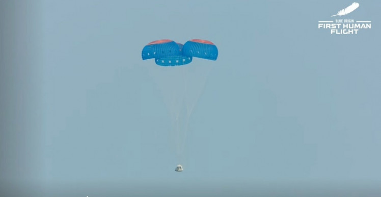Команда Безоса возвращается на Землю на парашютах