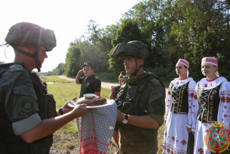 Російських військових зустрічають у Білорусі