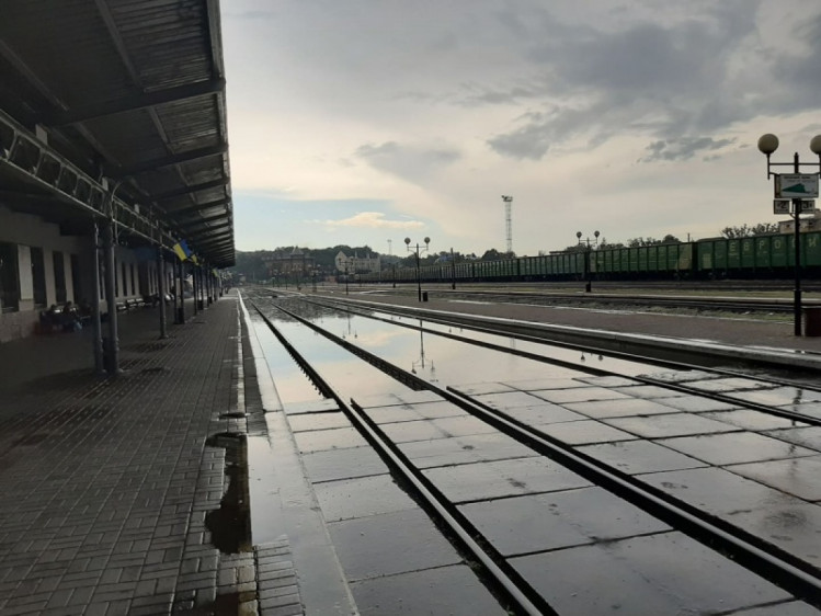 Затопленный перрон в вокзала в Черновцах