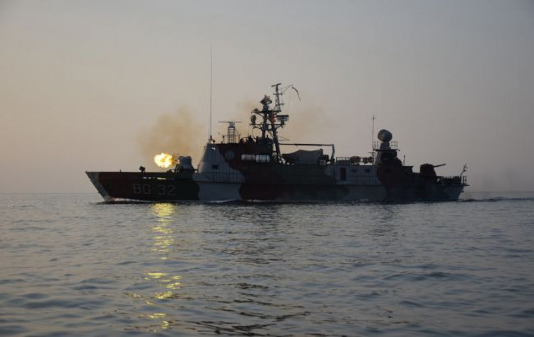 Украинский корабль тренируется в стрельбе