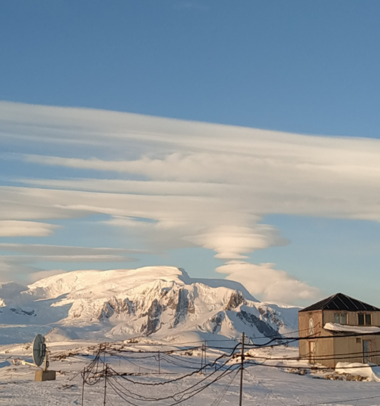 Чечевицеобразные облака Антарктида