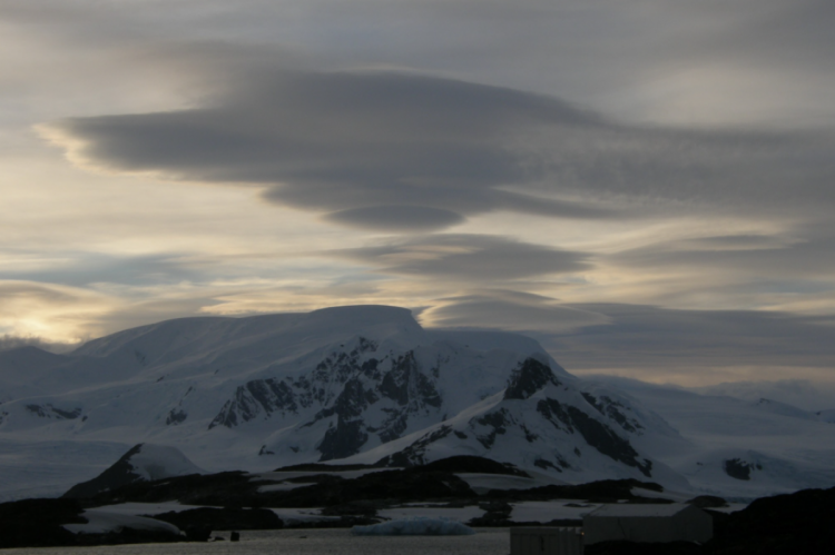 Антарктида чечевицеобразные облака