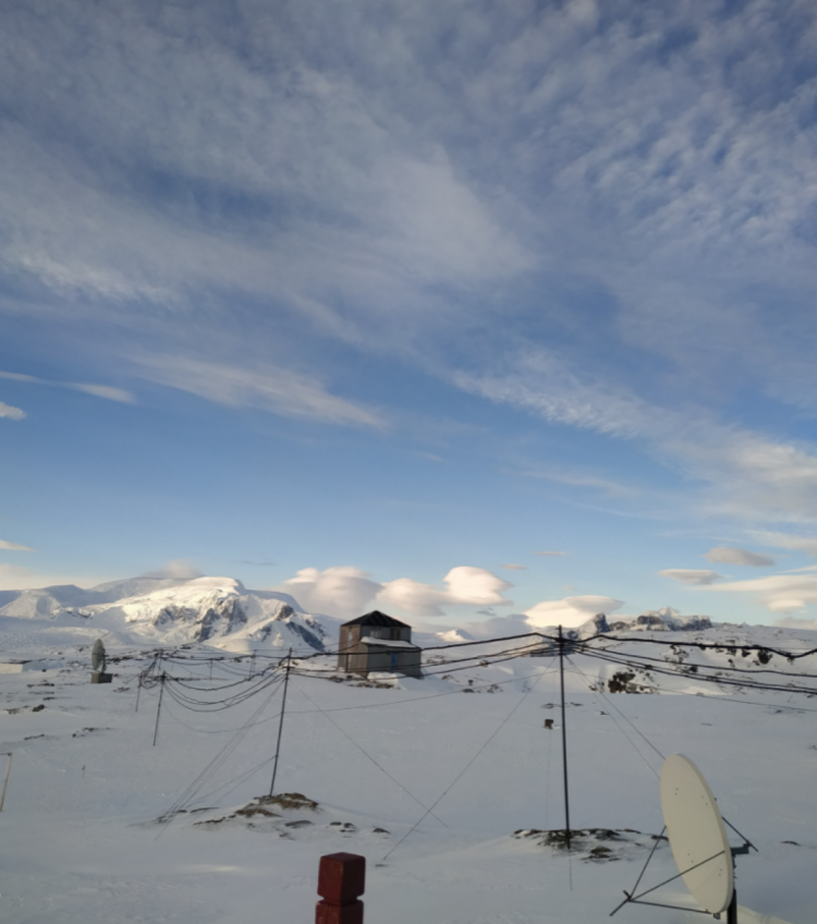 Чечевицеобразные облака на Антарктиде фото