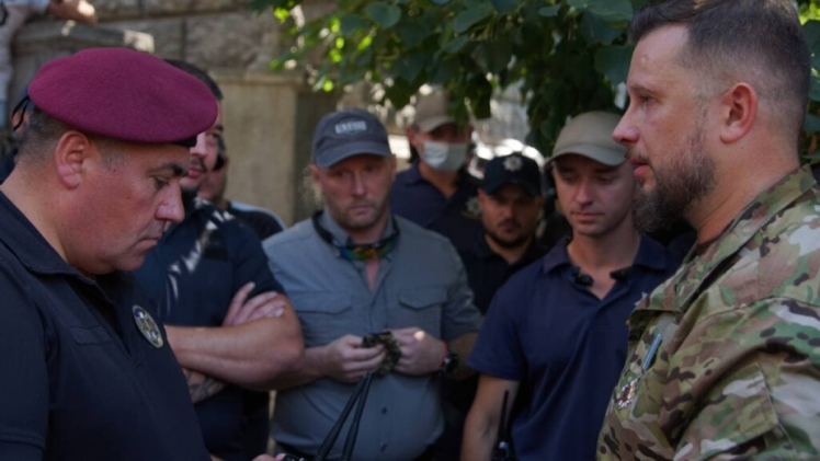 Мітинг "Нацкорпусу" та "Азову" - розмова з поліцейським
