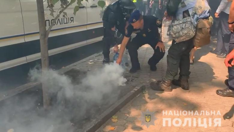 Мітинг "Нацкорпусу" та "Азову" - гасять димову шашку