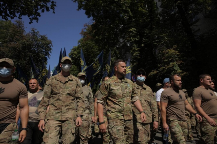 Мітинг "Нацкорпусу" та "Азову" - ветерани у формі
