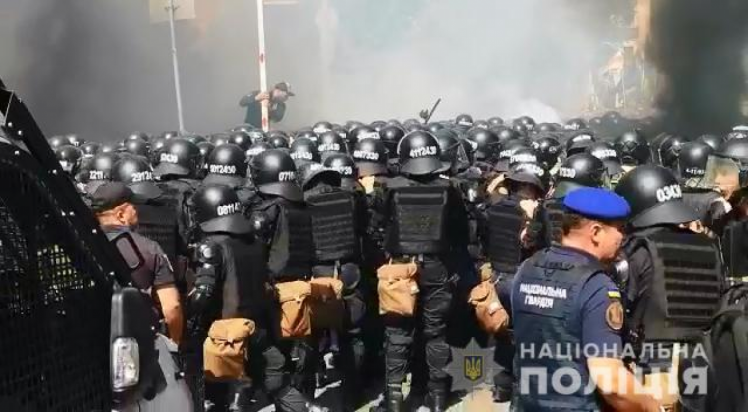 Мітинг "Нацкорпусу" та "Азову" - кордон правоохоронців перед активістами