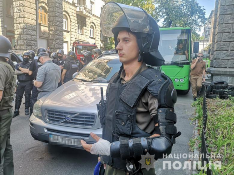 Мітинг "Нацкорпусу" та "Азову" - постраждалий поліцейський