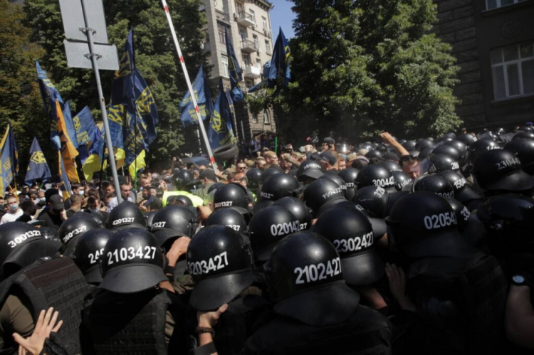 Мітинг "Нацкорпусу" та "Азову" - кордон поліції
