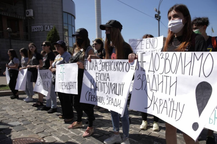 Мітинг "Нацкорпусу" - люди з плакатами