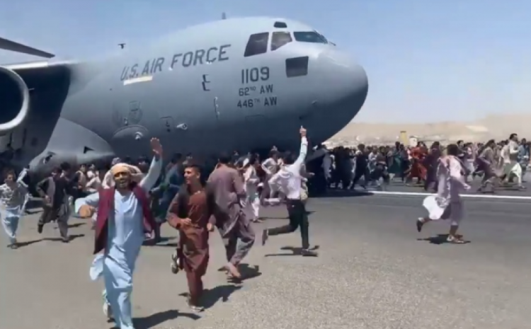 Американський літак вилітає з аеропорту Кабула