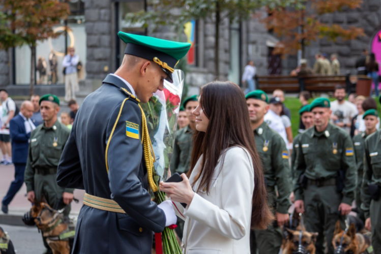 Предложение руки и сердца во время парада войск 2021 в Киеве