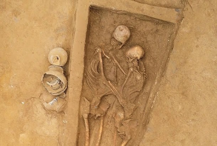 У Китаї знайшли могилу з людьми, які обіймаються