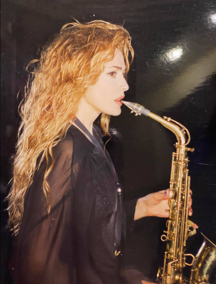 Ольга Сумська грає на саксофоні