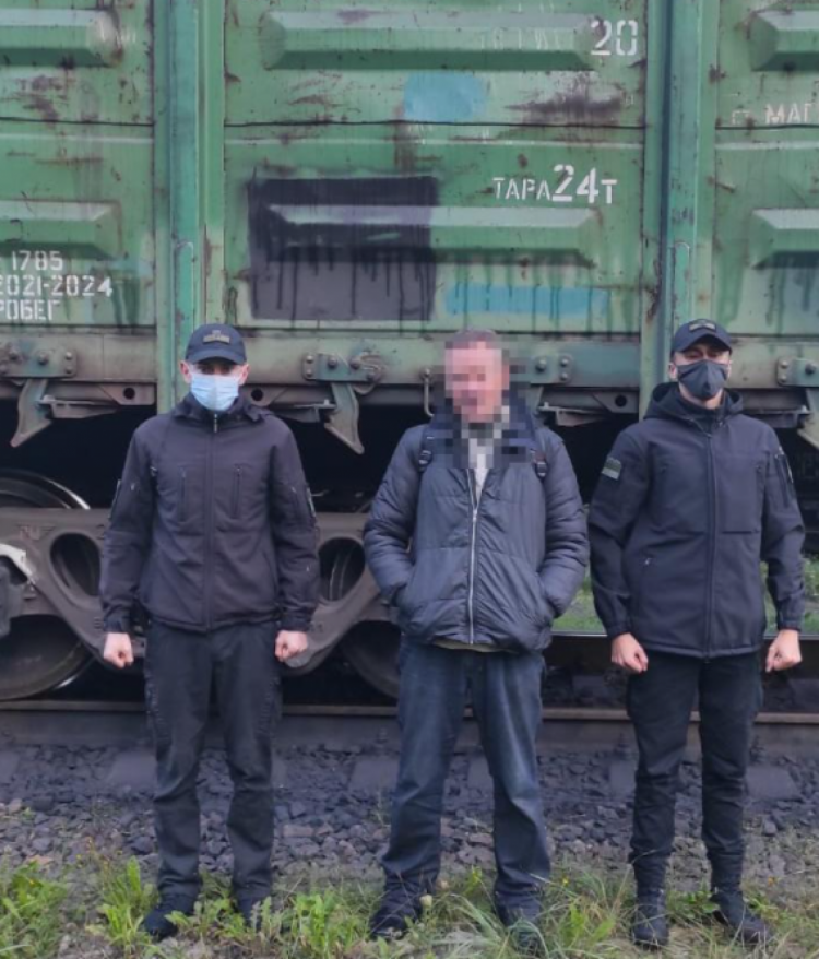 Нелегал на українсько-польському кордоні у вантажному вагоні