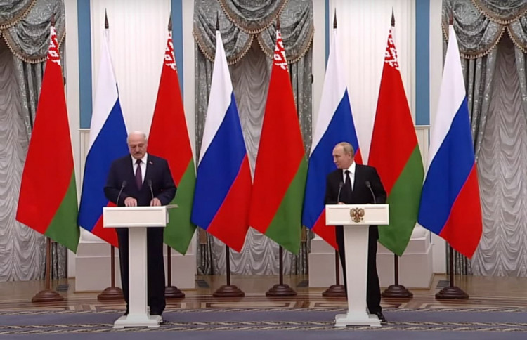 Лукашенко та Путін за трибунами 