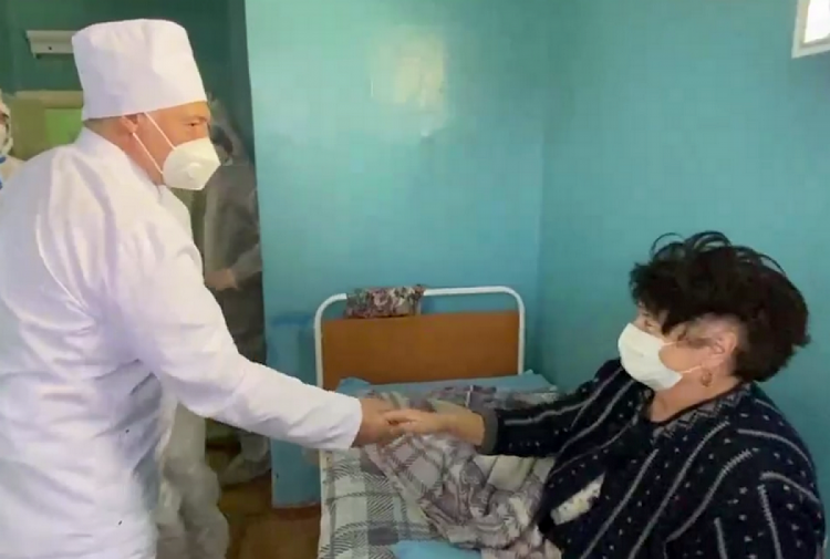 Лукашенко відвідав ковід-лікарню в "червоній" зоні