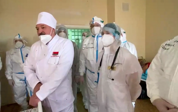 Лукашенко зняв маску в COVID-лікарні під час зустрічі з хворими