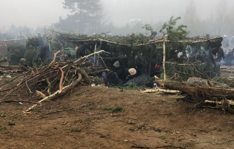 Спеціальна кореспондентка прокремлівського видання Вероніка Вишнякова робить репортаж про мігрантів на кордоні Білорусі та Польщі