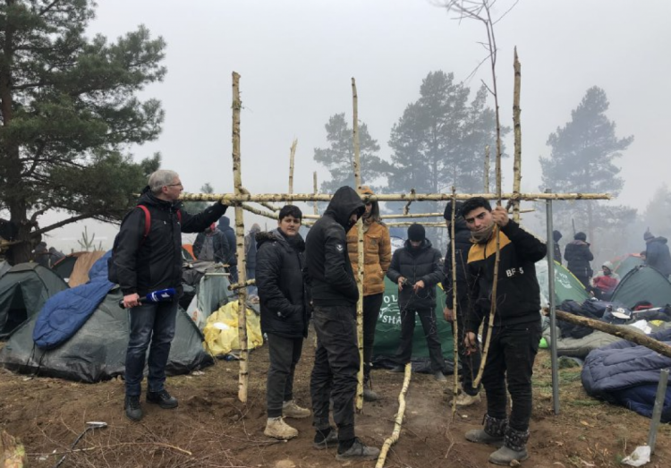 Мигранты на границе Польши и Беларуси ставят палатки