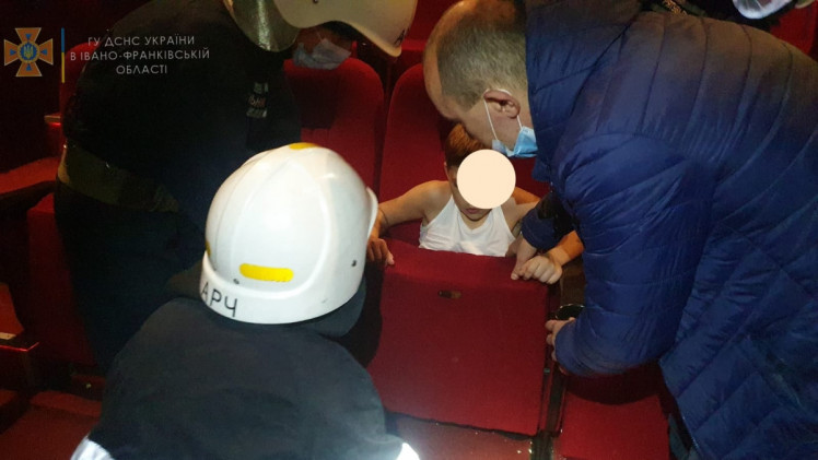 У Івано-Франківську хлопчик застряг у кріслі кінотеатру