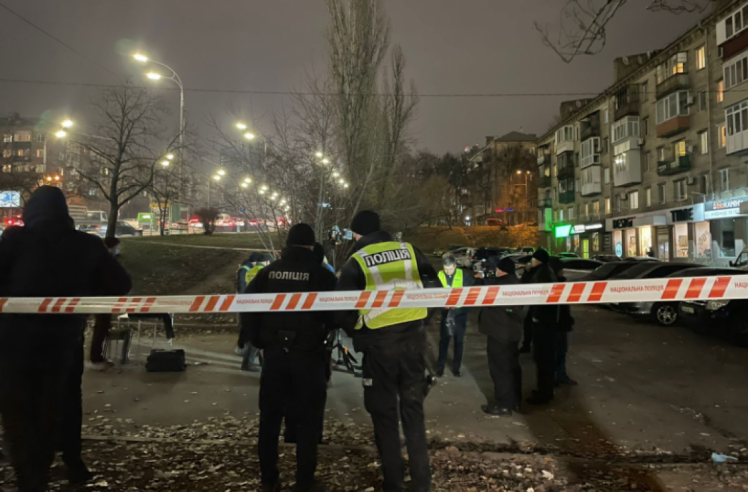 У Печерському районі Києва на бульварі Дружби Народів виявили людські рештки у сміттєвих контейнерах