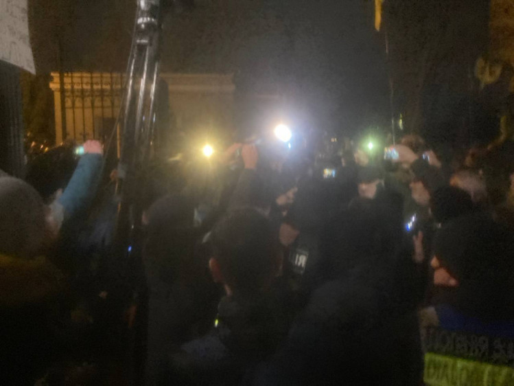 Мітингарі з Майдану прибули до Офісу президента: Почалася велика тиснява (ФОТО)