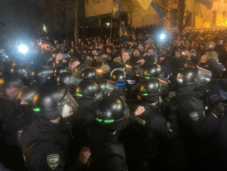 Митингующие с Майдана двигаются к Офису президента: Началась большая давка (ФОТО)