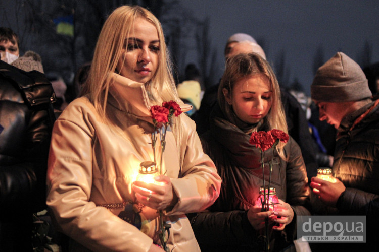 В воскресенье, 21 ноября, в день начала Евромайдана, в Киеве традиционно почтили память погибших на Майдане и во время военных действий на Донбассе.