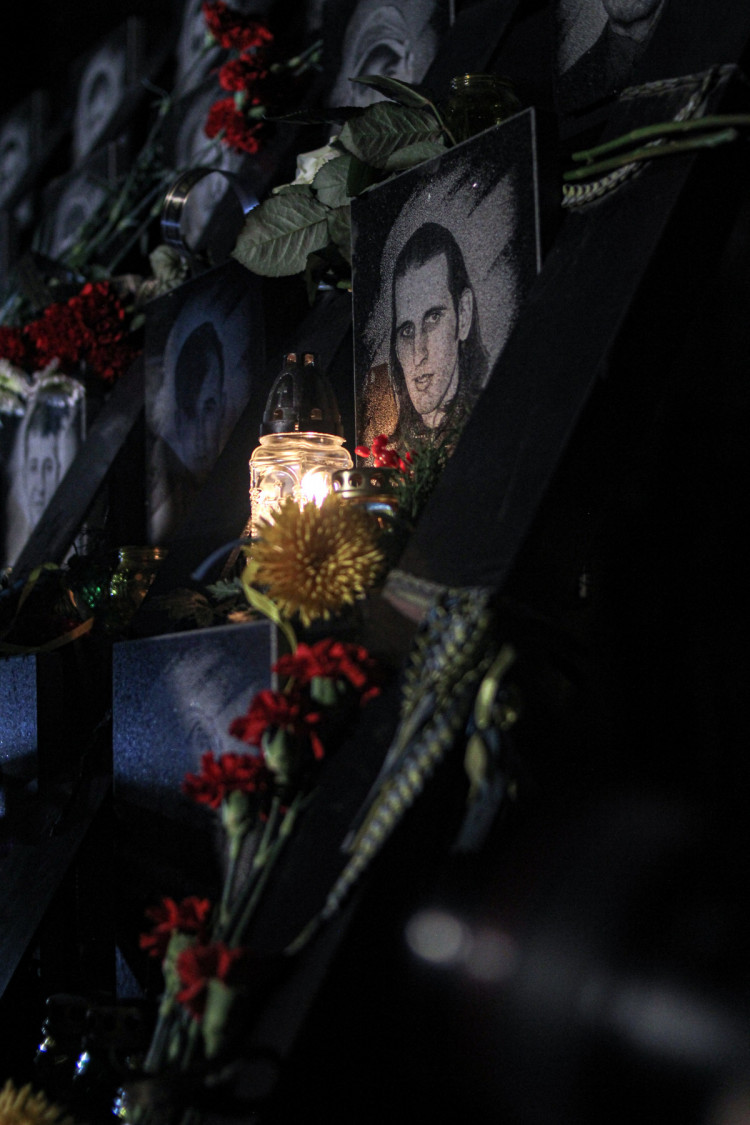 У неділю, 21 листопада, в день початку Євромайдану, у Києві традиційно вшанували пам"ять загиблих на Майдані та під час військових дій на Донбасі