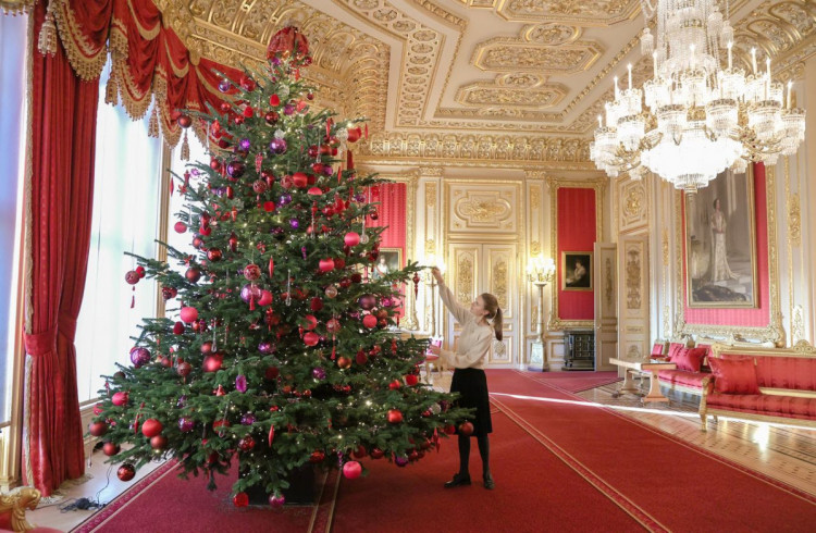У Віндзорському замку запалили шестиметрову ялинку для святкування Різдва королівською родиною