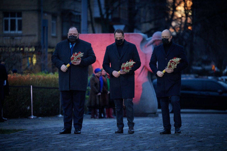 Стефанчук, Єрмак і Шмигаль вшанували пам"ять жертв голодоморів
