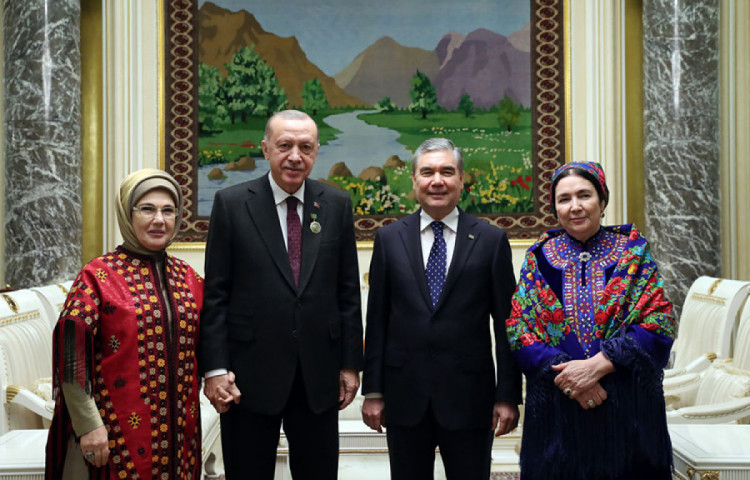 Жена президента Туркменистана Огулгерек Бердымухамедова (справа) впервые попала на фото