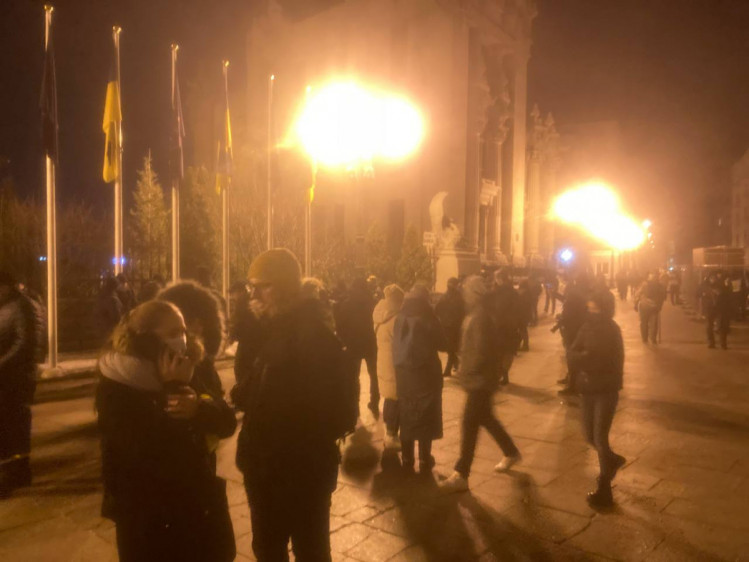 Участники акции протеста с Майдана Незалежности пришли в Офис президента и бросают под двери здания монеты