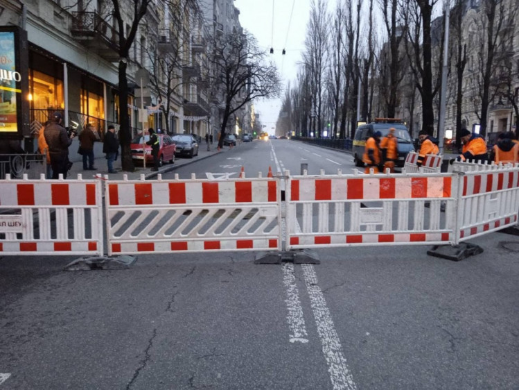 Провалился асфальт на бульваре Шевченко в Киеве
