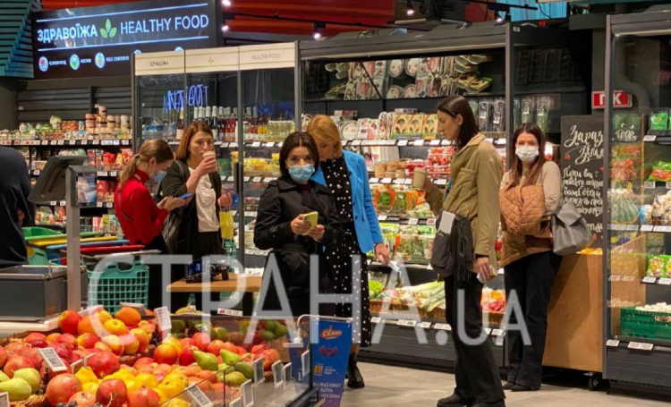 Олена Зеленська з копами і собаками сходила в супермаркет по овочі (ФОТО)