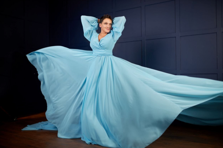 Надежда Савченко в голубом платье