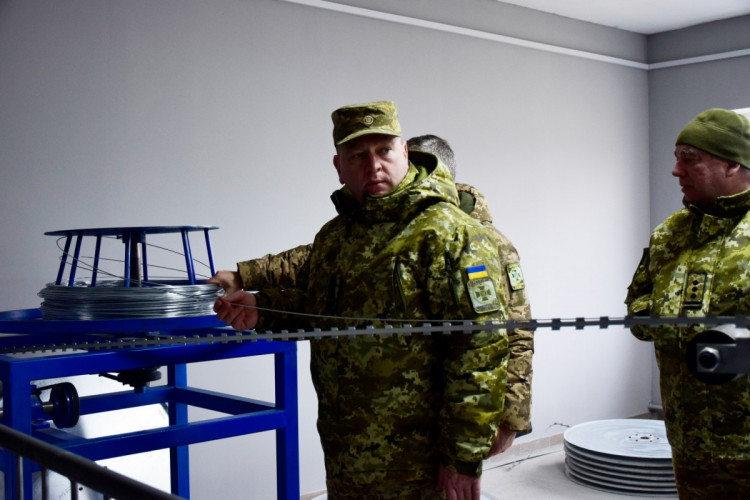 Українські прикордонники виробляють сітку рабицю