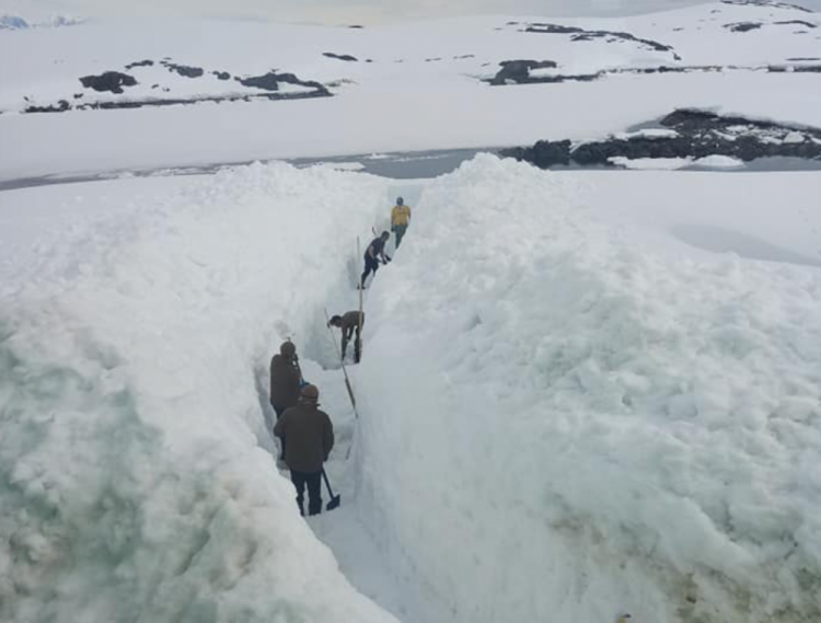 откапывание станции Академик Вернадский в Антарктиде