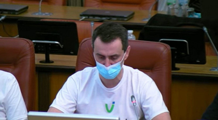 Міністри на засіданні у футболках з гаслом за вакцинацію