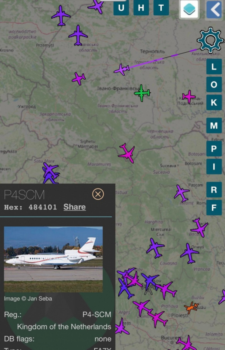 Літак Ахметова залишає Україну