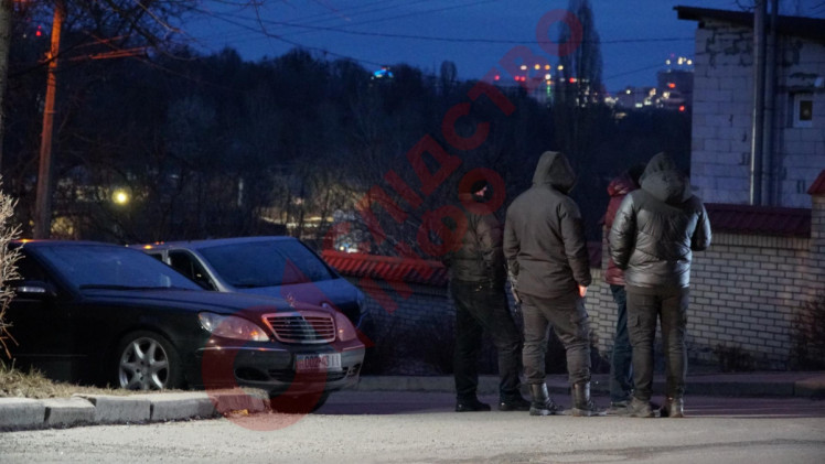Из имения Медведчука неизвестные вывозят имущество, а возле дома находится полиция, – СМИ