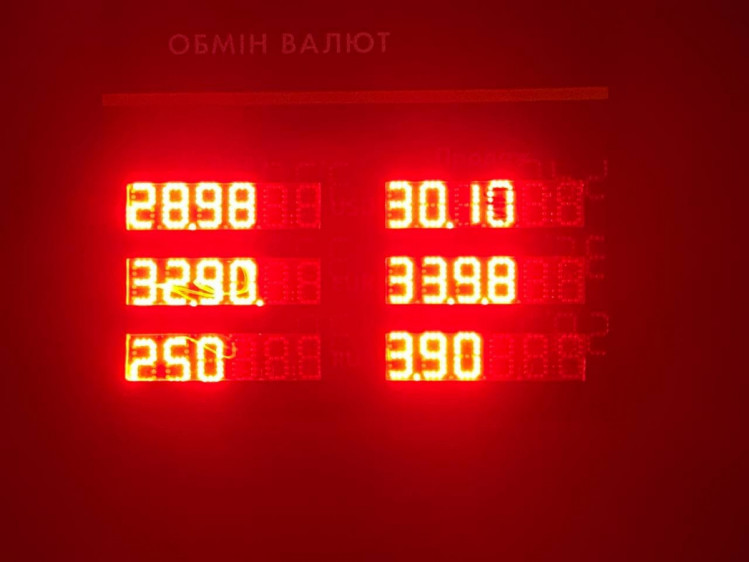 Доллар в киевских обменниках стоил больше 30 грн