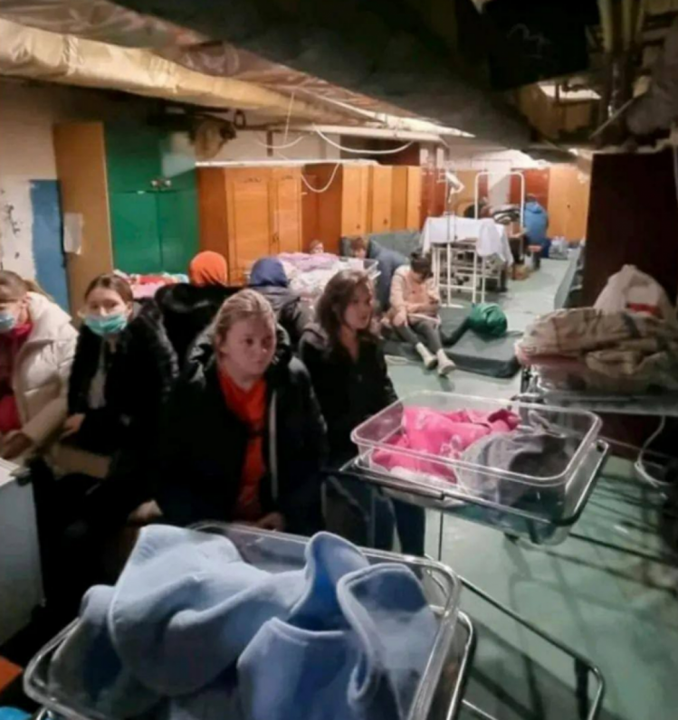 жінки з новонародженими дітьми у метро