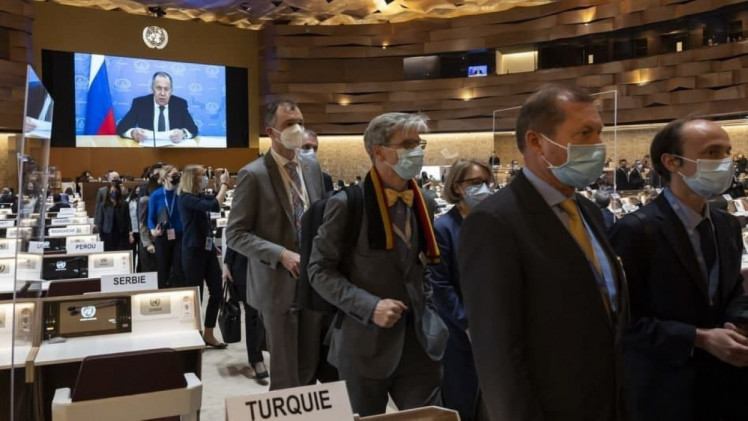 Дипломаты покидают зал заседаний во время выступления Лаврова