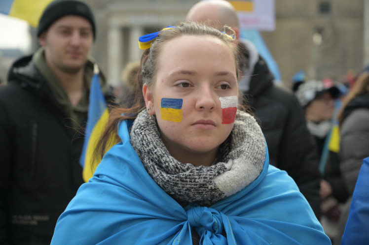 Дівчина з прапорами Україна - Польща