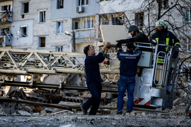 Рятувальники демонтують шафку в Бородянці